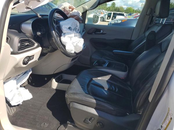 2020 CHRYSLER PACIFICA Touring L — DENT