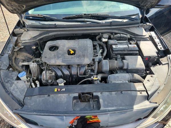 2020 HYUNDAI ELANTRA — Engine bay