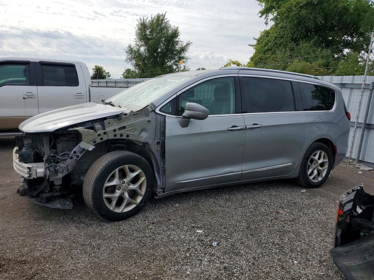 2018 CHRYSLER PACIFICA Touring L Plus — Front 3/4