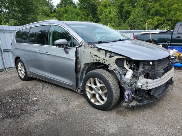 2018 CHRYSLER PACIFICA Touring L Plus — Passenger 3/4