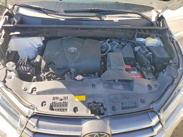 2017 TOYOTA HIGHLANDER — Engine bay