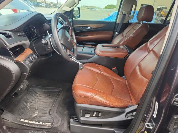 2016 CADILLAC ESCALADE — DENT