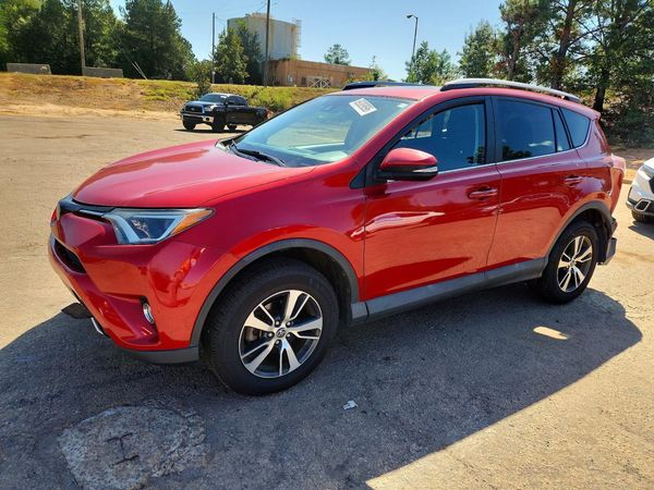 2017 TOYOTA RAV4 XLE — Front 3/4