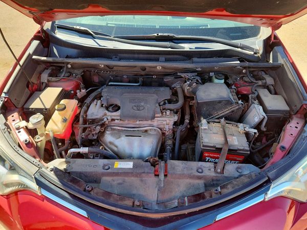 2017 TOYOTA RAV4 XLE — Engine bay