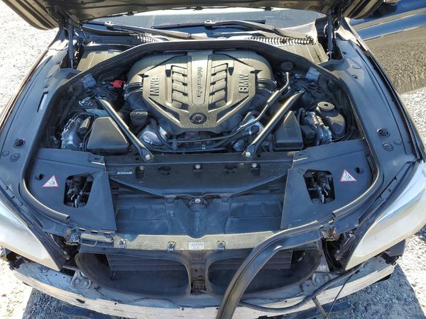 2014 BMW 750 — Engine bay