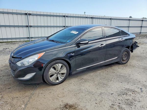 2013 HYUNDAI SONATA — Front 3/4