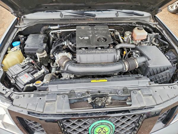 2021 NISSAN FRONTIER Crew Cab — Engine bay