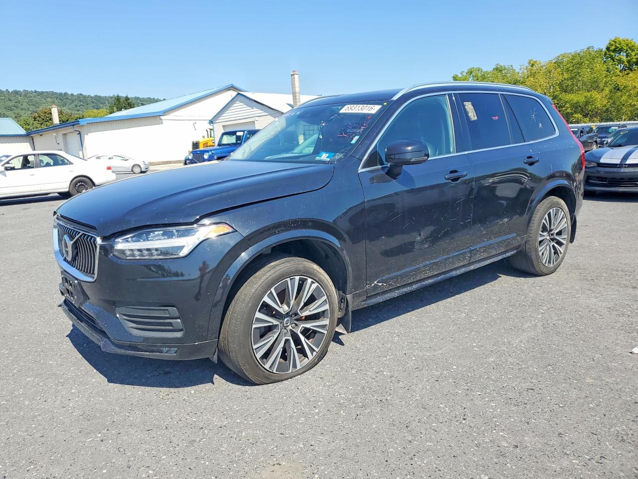 2020 VOLVO XC90 Momentum — Front 3/4