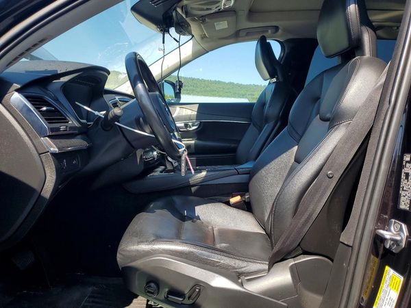 2020 VOLVO XC90 Momentum — DENT