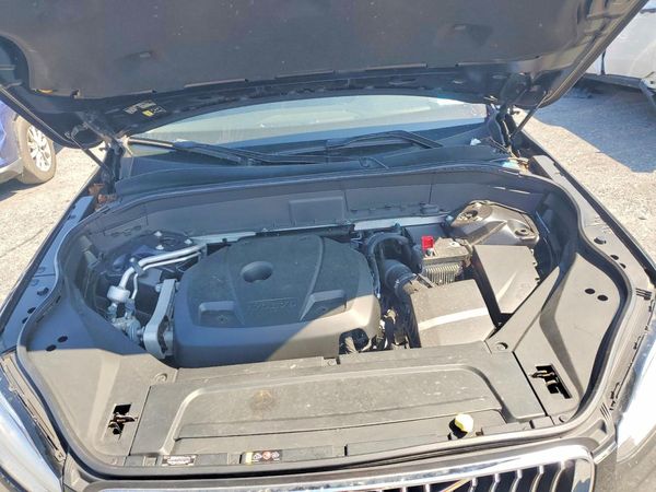 2020 VOLVO XC90 Momentum — Engine bay
