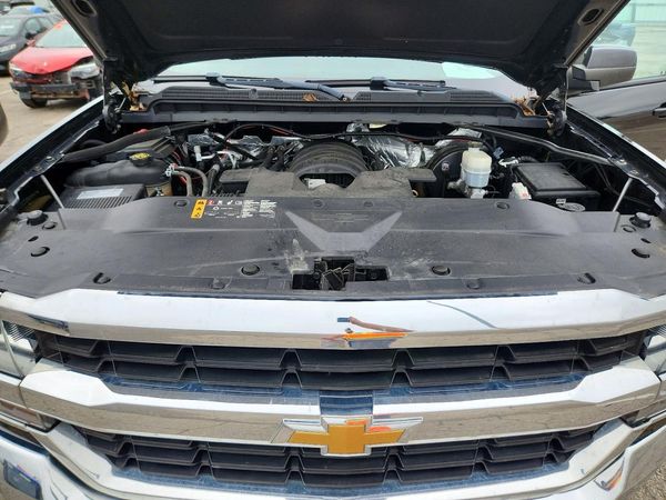 2018 CHEVROLET SILVERADO LT — Engine bay
