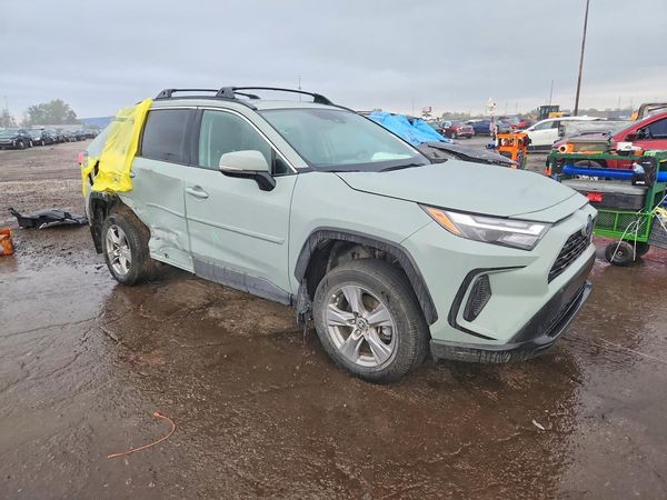 2023 TOYOTA RAV4 XLE — Passenger 3/4