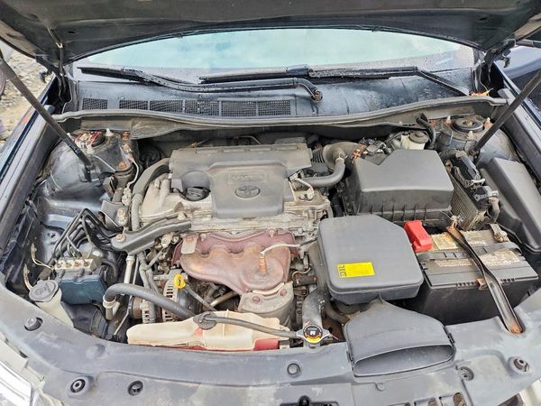 2012 TOYOTA CAMRY — Engine bay