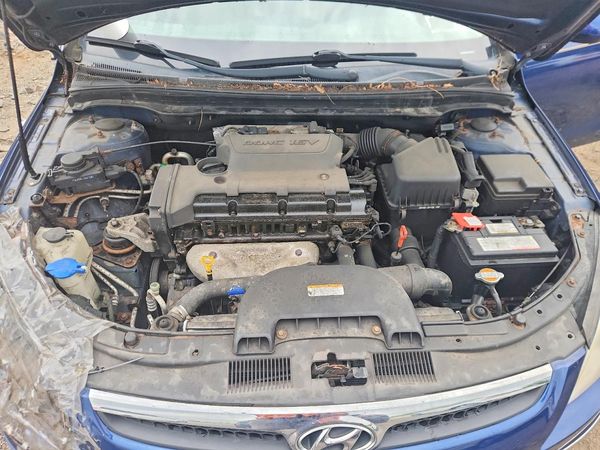 2012 HYUNDAI ELANTRA GLS — Engine bay