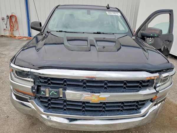 2019 CHEVROLET SILVERADO LT — Engine bay