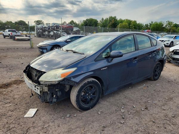 2012 TOYOTA PRIUS — Front 3/4
