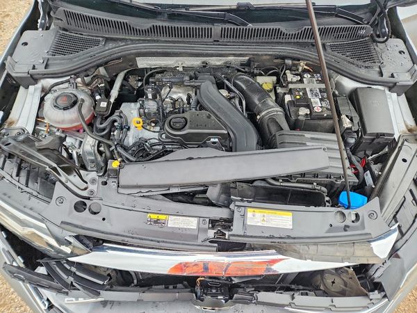 2023 VOLKSWAGEN JETTA SE w/ Sunroof — Engine bay