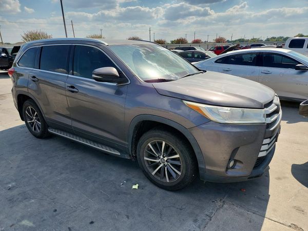 2017 TOYOTA HIGHLANDER — Passenger 3/4