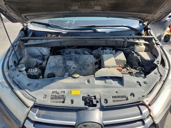 2017 TOYOTA HIGHLANDER — Engine bay
