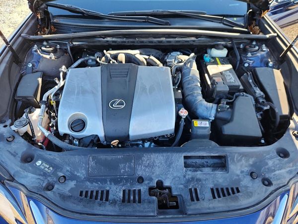 2020 LEXUS ES 350 Premium — Engine bay