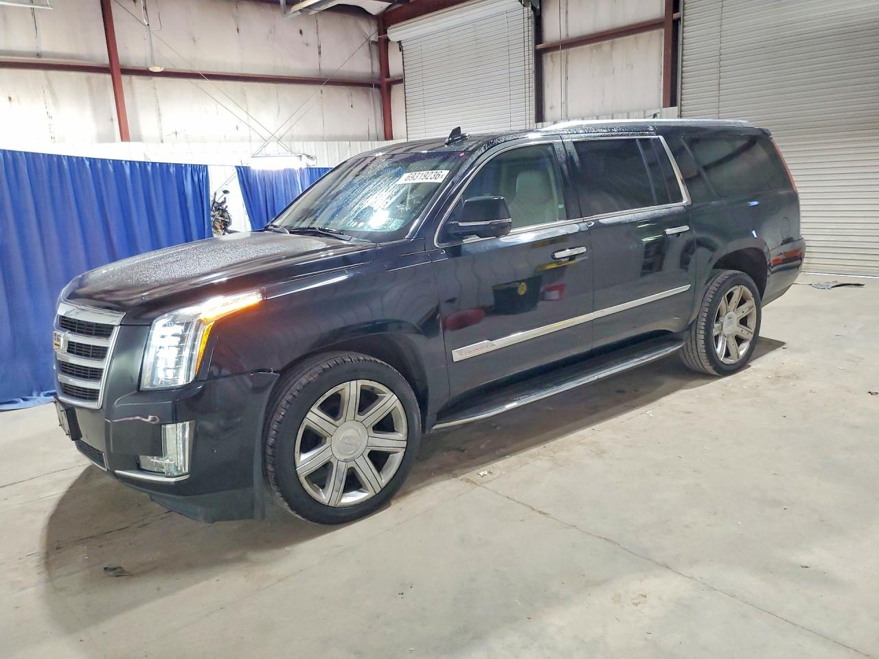 2020 CADILLAC ESCALADE ESV Luxury — Front 3/4