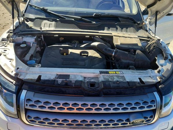 2016 LAND ROVER RANGEROVER SE — Engine bay