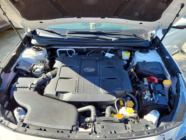 2018 SUBARU OUTBACK Limited+M/R+ES+NAVI — Engine bay