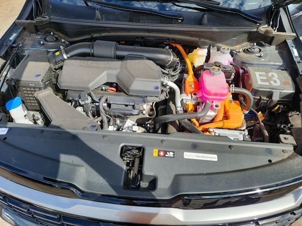 2026 KIA SPORTAGE HYBRID — Engine bay