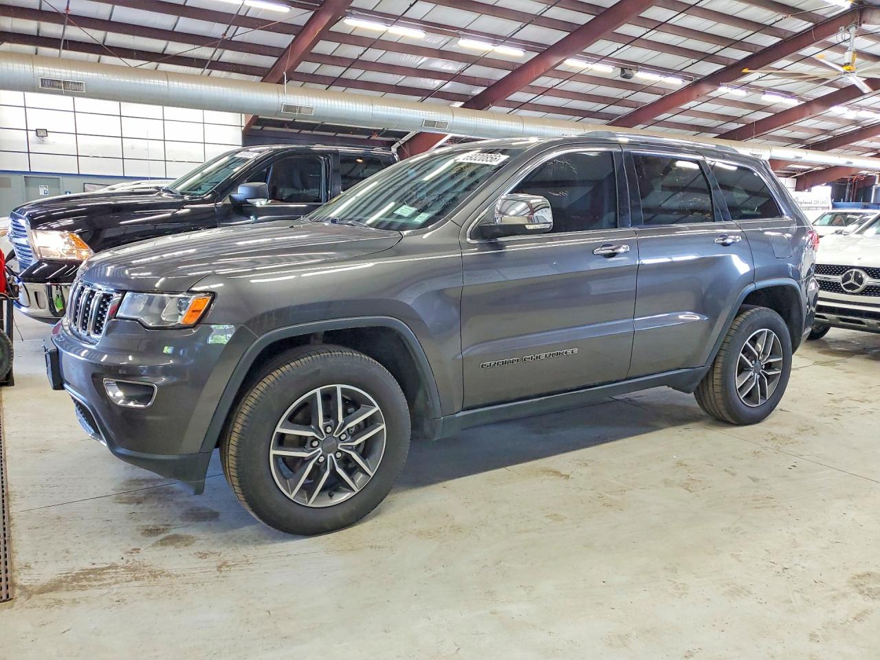 2020 JEEP GRAND CHEROKEE Limited — Front 3/4