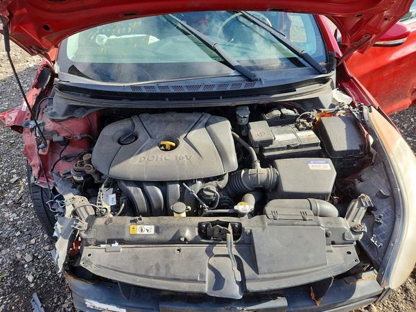 2012 HYUNDAI ELANTRA GLS(Middle grade) — Engine bay