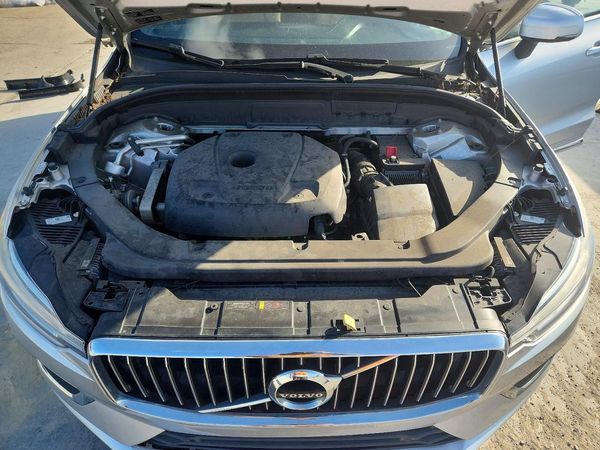 2018 VOLVO XC60 Inscription — Engine bay