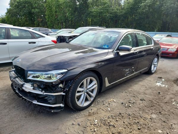 2017 BMW 750 — Front 3/4