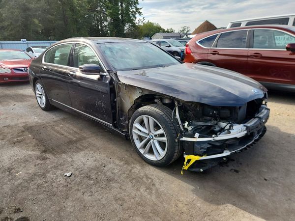 2017 BMW 750 — Passenger 3/4