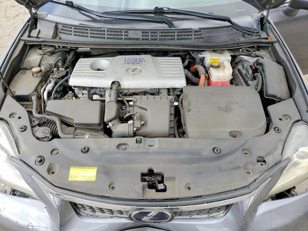 2013 LEXUS CT — Engine bay
