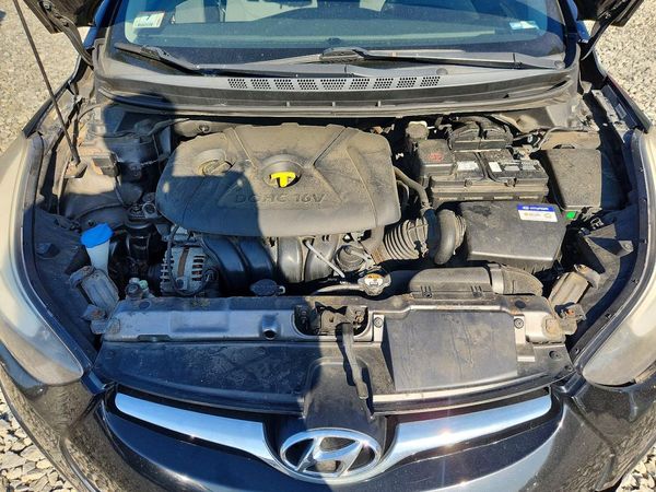 2014 HYUNDAI ELANTRA — Engine bay