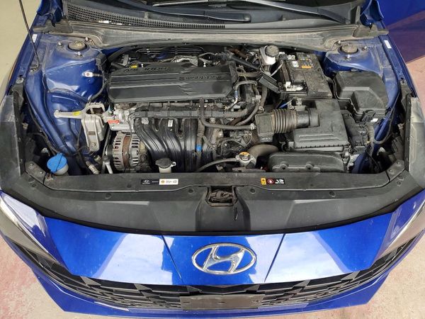 2023 HYUNDAI ELANTRA SE — Engine bay