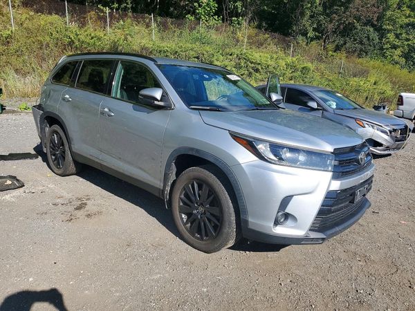 2019 TOYOTA HIGHLANDER — Passenger 3/4