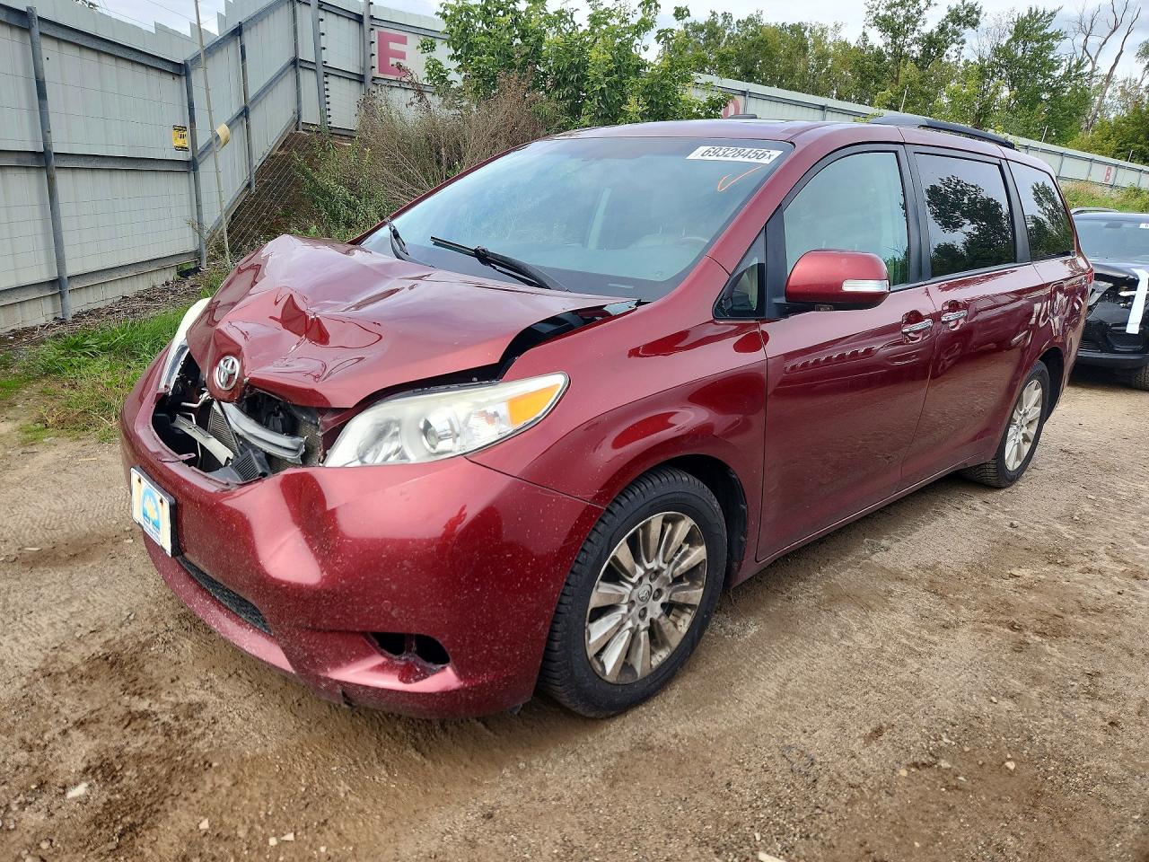 2013 TOYOTA SIENNA — Front 3/4