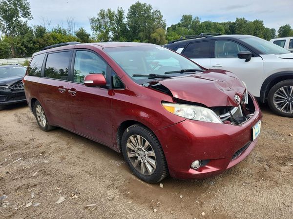 2013 TOYOTA SIENNA — Passenger 3/4