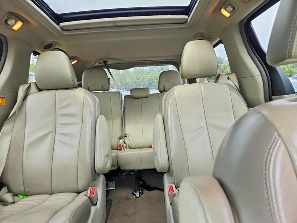 2013 TOYOTA SIENNA — SUVN