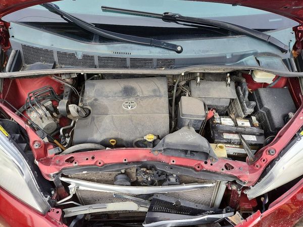 2013 TOYOTA SIENNA — Engine bay