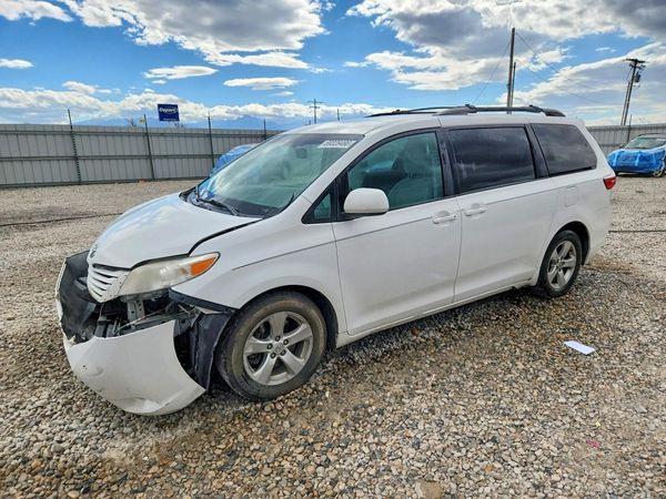 2015 TOYOTA SIENNA — Front 3/4