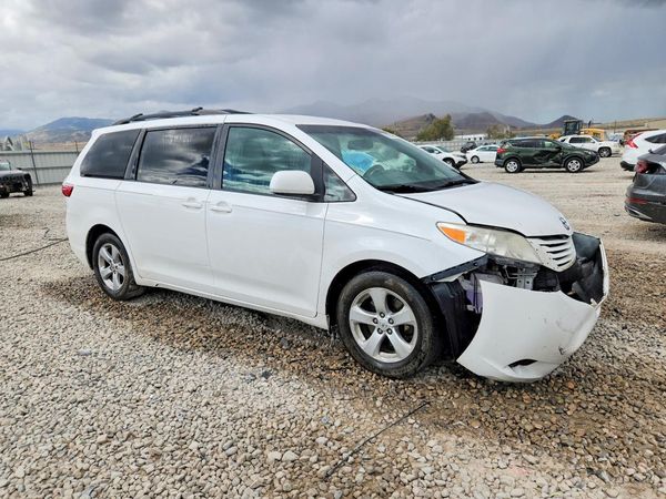 2015 TOYOTA SIENNA — Passenger 3/4