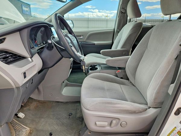 2015 TOYOTA SIENNA — DENT