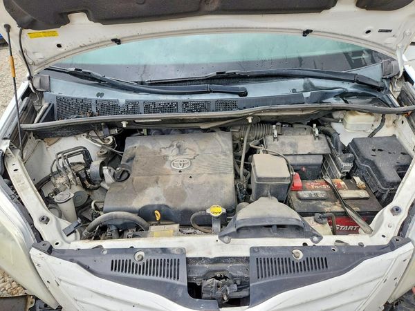 2015 TOYOTA SIENNA — Engine bay