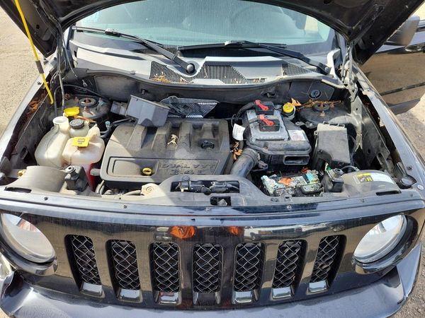 2016 JEEP PATRIOT Latitude — Engine bay