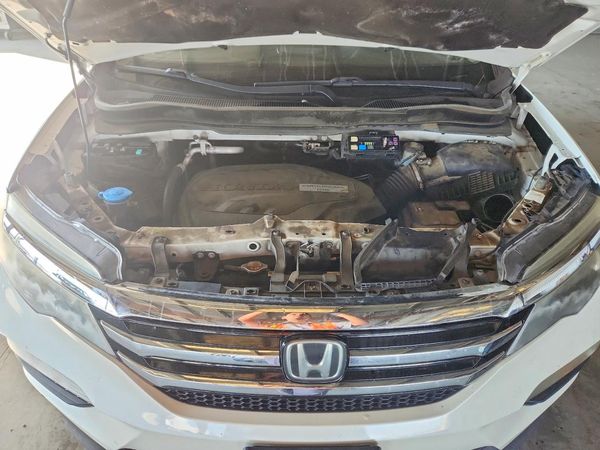 2017 HONDA PILOT TOURING — Engine bay