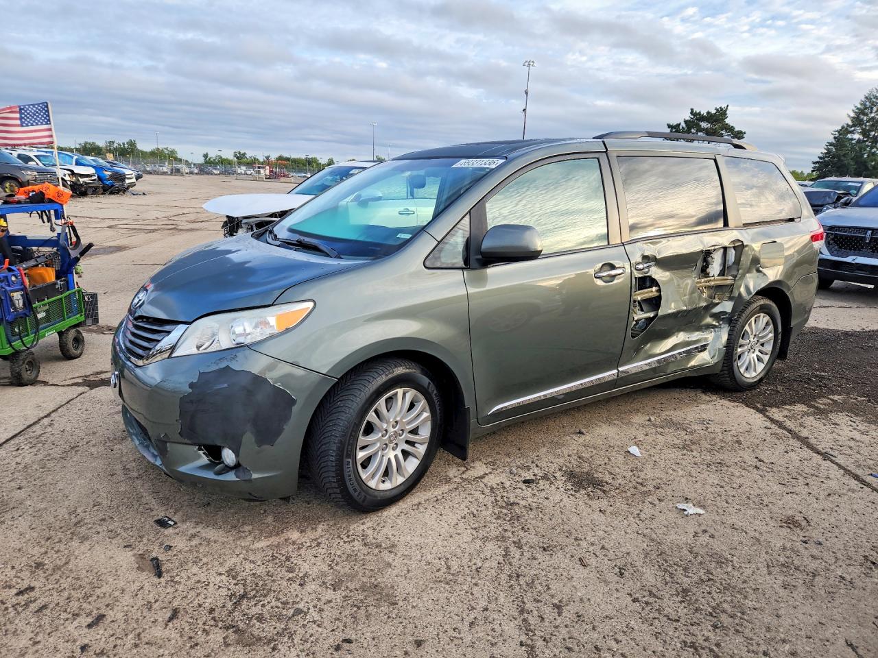 2014 TOYOTA SIENNA — Front 3/4
