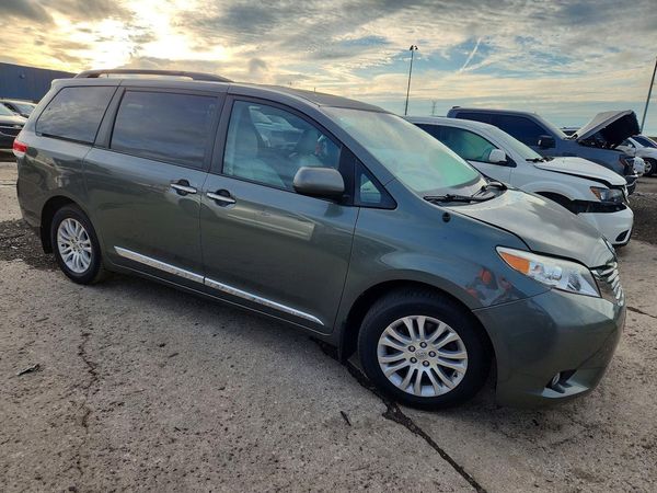 2014 TOYOTA SIENNA — Passenger 3/4