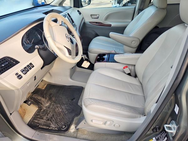 2014 TOYOTA SIENNA — DENT